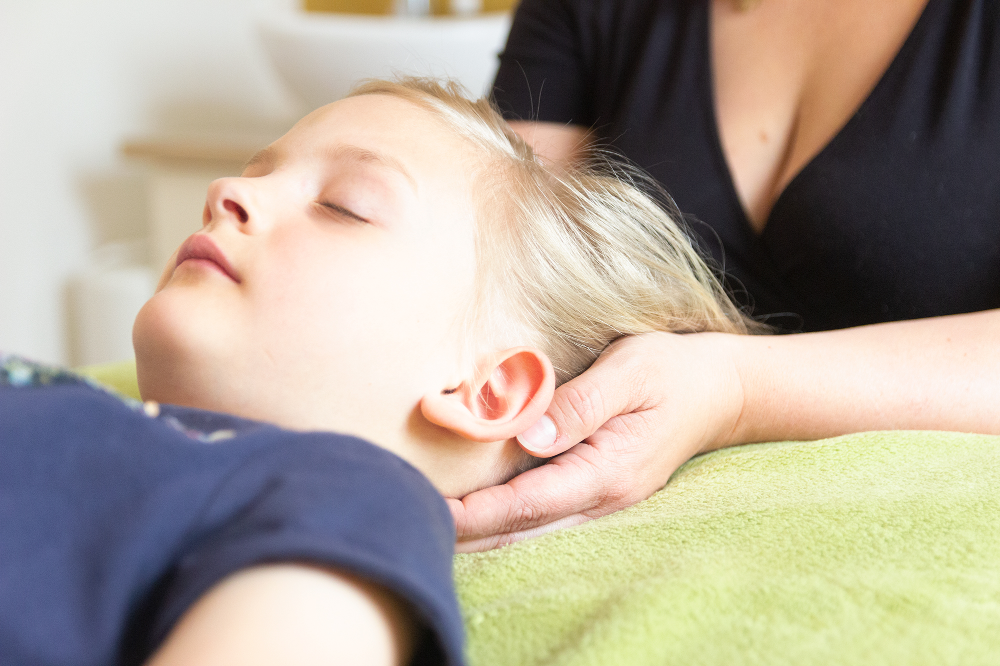 Cranio Sacral Balancing Anwenung bei einem Kind Behandlung und Therapien Wohlfühlmomente Praxis für energetische Anwendungen